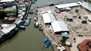 Suasana shelter penampungan dari ketinggian di kawasan Kampung Akuarium, Penjaringan, Jakarta Utara, Rabu (4/4). Pemprov DKI Jakarta akan membangun kawasan tersebut menjadi kawasan antara perumahan dan komersial. (Liputan6.com/Fery Pradolo)