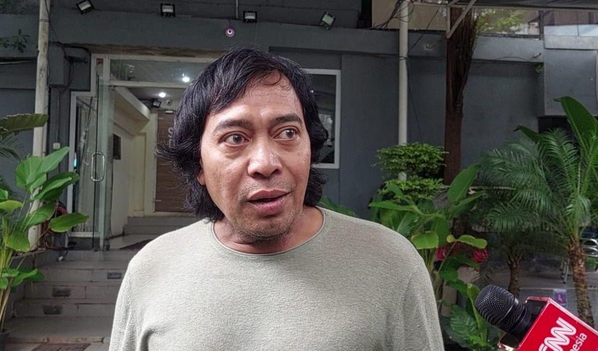 Ketika ditanya apakah dirinya akan mendampingi Supian Suri yang saat ini menjadi Sekda Depok untuk maju di Pilkada nanti, Komeng kembali berseloroh.<br>