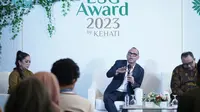 Direktur Eksekutif Yayasan KEHATI Riki Frindos dan Perwakilan Juri Agus Salim membaca nama pemenang ESG Award 2023 By KEHATI. (Liputan6.com/ ist)