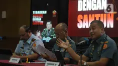 (Dari kiri) Danpuspom TNI Marsekal Muda (Marsda) Agung Handoko, Kapuspen TNI Laksamana Muda (Laksda) TNI Julius Widjojono dan Kepala Badan Pembinaan Hukum (Kababinkum) TNI Laksamana Muda TNI Kresno Buntoro memberi keterangan pres di Mabes TNI Cilangkap, Jakarta, Kamis (10/8/2023). (merdeka.com/Imam Buhori)