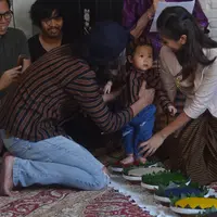 Acara tedak siten anak Bimbim Slank. (Rivan Yuristiawan/Bintang.com)