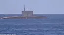 Kapal selam militer Rusia di laut Kaspia yang akan melontarkan rudalnya kearah tempat  Militan ISIS di Suriah. Rudal tersebut merupakan rudal jelajah yang bisa ditentukan lokasi yang dituju. (Dailymail.co.uk)