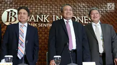 Gubernur Bank Indonesia (BI) Perry Wardjio (tengah) saat jumpa pers hasil Rapat Dewan Gubernur (RDG) BI di Jakarta, Kamis (27/9). RDG BI memutuskan menaikkan BI 7-day Reverse Repo Rate (BI7DRR) sebesar 25 bps menjadi 5,75%. (Liputan6.com/Angga Yuniar)