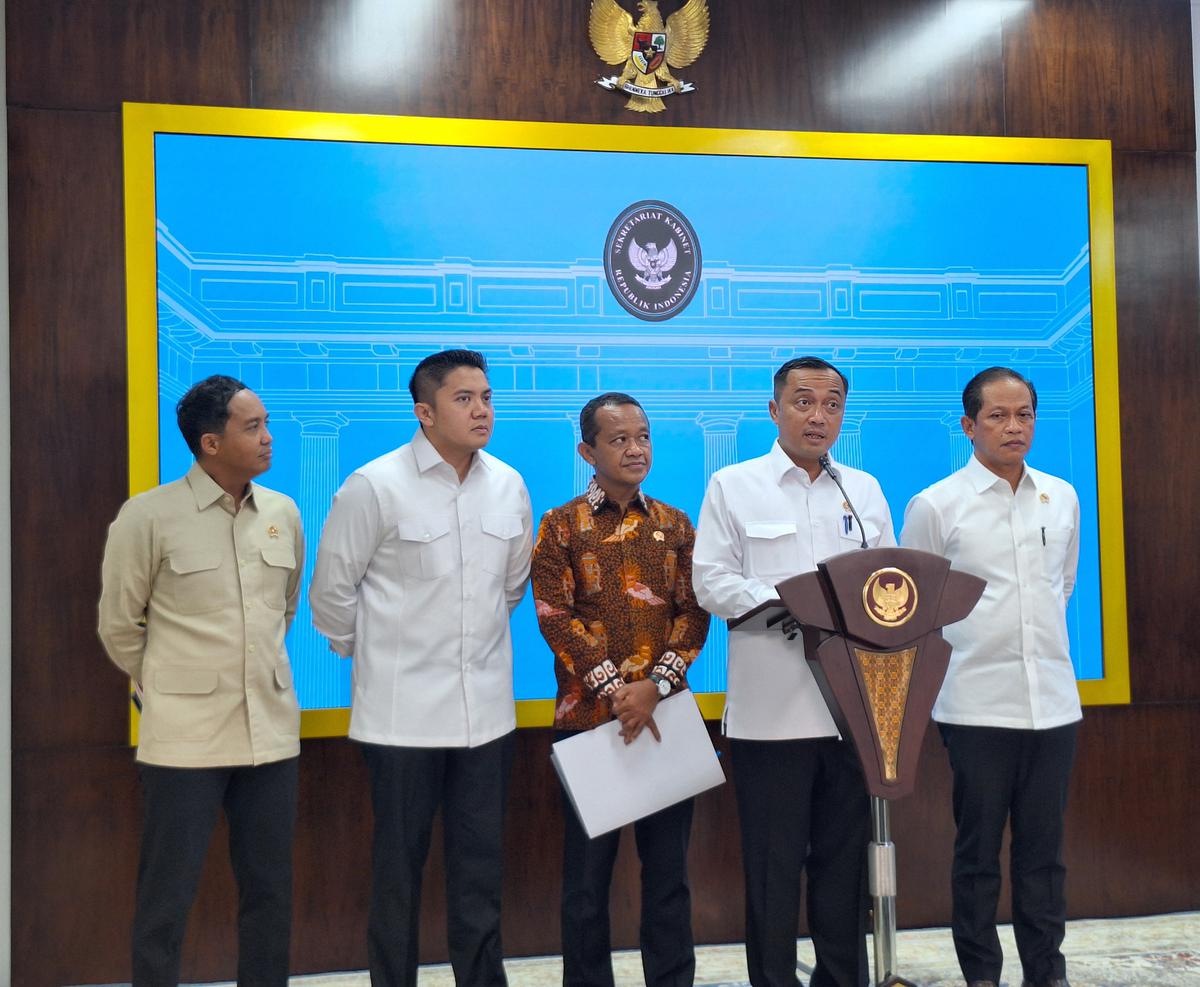 Menteri ESDM Bahlil Lahadalia, Menteri Kehutanan Raja Juli Antoni, Menteti Lingkungan Hidup Hanif Faisol Nurofiq, dan Sekretaris Kabinet Teddy Indra Wijaya Konpers pencabutan IUP Raja Ampat
