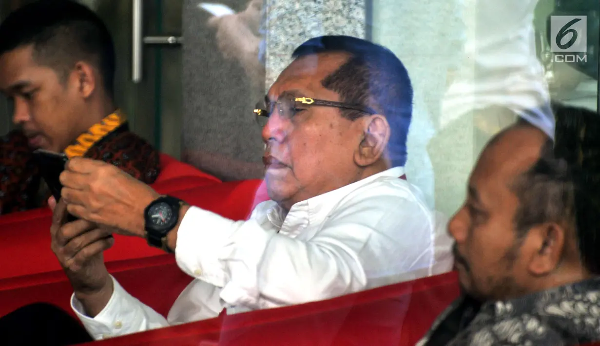 Mantan anggota DPR, Chairuman Harahap memainkan ponselnya sambil menunggu pemeriksaan oleh penyidik KPK, Jakarta, Jumat (28/7). Politisi Partai Golkar itu diperiksa sebagai saksi kasus e-KTP dengan tersangka Setya Novanto. (Liputan6.com/Helmi Afandi)