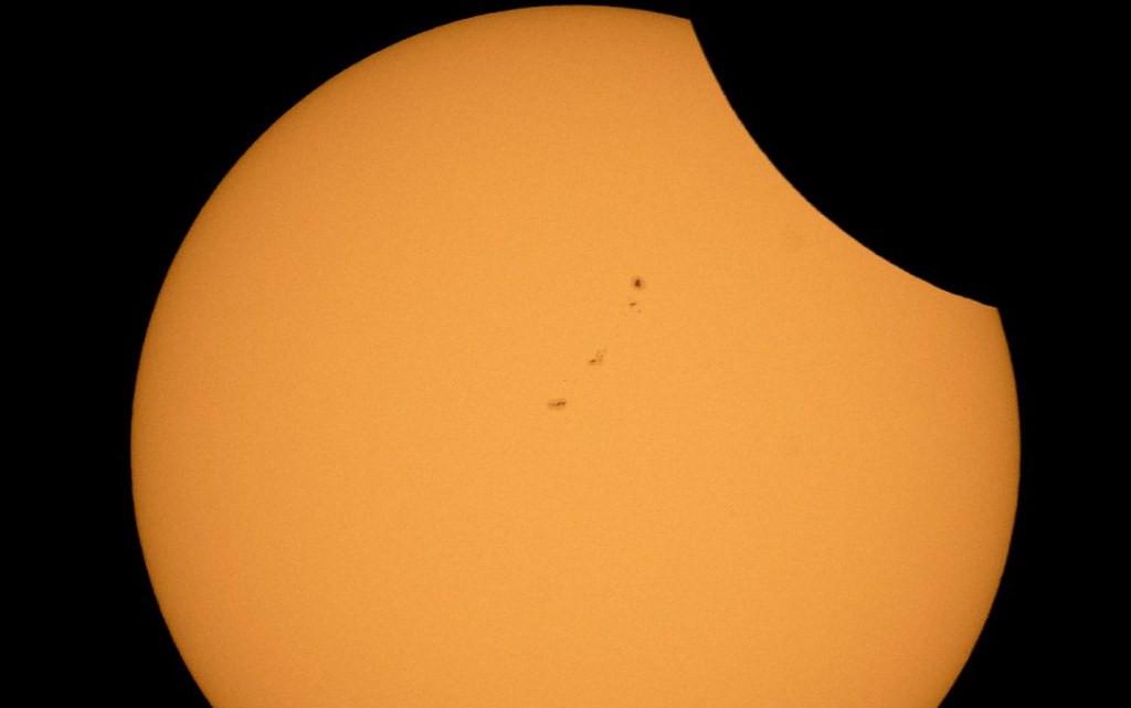 Bayangan Bulan perlahan menutupi Matahari di Oregon. Foto diambil pada pukul 09.25 PTD, Senin 21 Agustus 2017 (AP)
