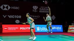 Pasangan ganda campuran Indonesia, Jafar Hidayatullah/Felisha Pasaribu berusaha mengembalikan kok ke arah wakil Korea Selatan, Kim Jae Hyeon/Jang Ha Jeong dalam babak 32 besar Indonesia Open 2026 di Istora Senayan, Jakarta, Rabu (03/06/2026). (Bola.com/Bagaskara Lazuardi)