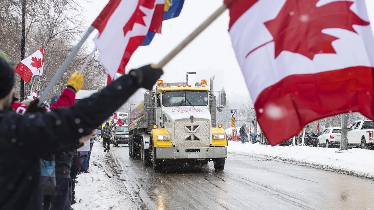 Orang-orang berkumpul untuk memprotes mandat COVID-19 dan mendukung protes terhadap pembatasan COVID-19 yang berlangsung di Ottawa, di Edmonton, Alberta, Sabtu, 5 Februari 2022. (Jason Franson/The Canadian Press via AP)