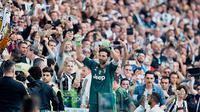 Kiper Juventus Gianluigi Buffon menyapa para suporter setelah pertandingan melawan Hellas Verona pada lanjutan Liga Serie A Italia di Stadion Allianz di Turin, (19/5). Juventus menang 2-1 atas Hellas Verona. (AP Photo/Alessandro Di Marco)