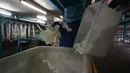 Pekerja memeriksa sarung tangan medis yang hampir selesai di pabrik sebuah perusahaan produk lateks di Nanjing, Provinsi Jiangsu, China, 6 Februari 2020. Perusahaan itu bekerja cepat sepanjang waktu demi meningkatkan pasokan dan membantu memerangi epidemi coronavirus baru. (Xinhua/Ji Chunpeng)