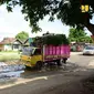 Presiden Joko Widodo dan Menteri Pekerjaan Umum dan Perumahan Rakyat (PUPR) Basuki Hadimuljono melihat beberapa ruas jalan rusak di Lampung. (Dok Kementerian PUPR)
