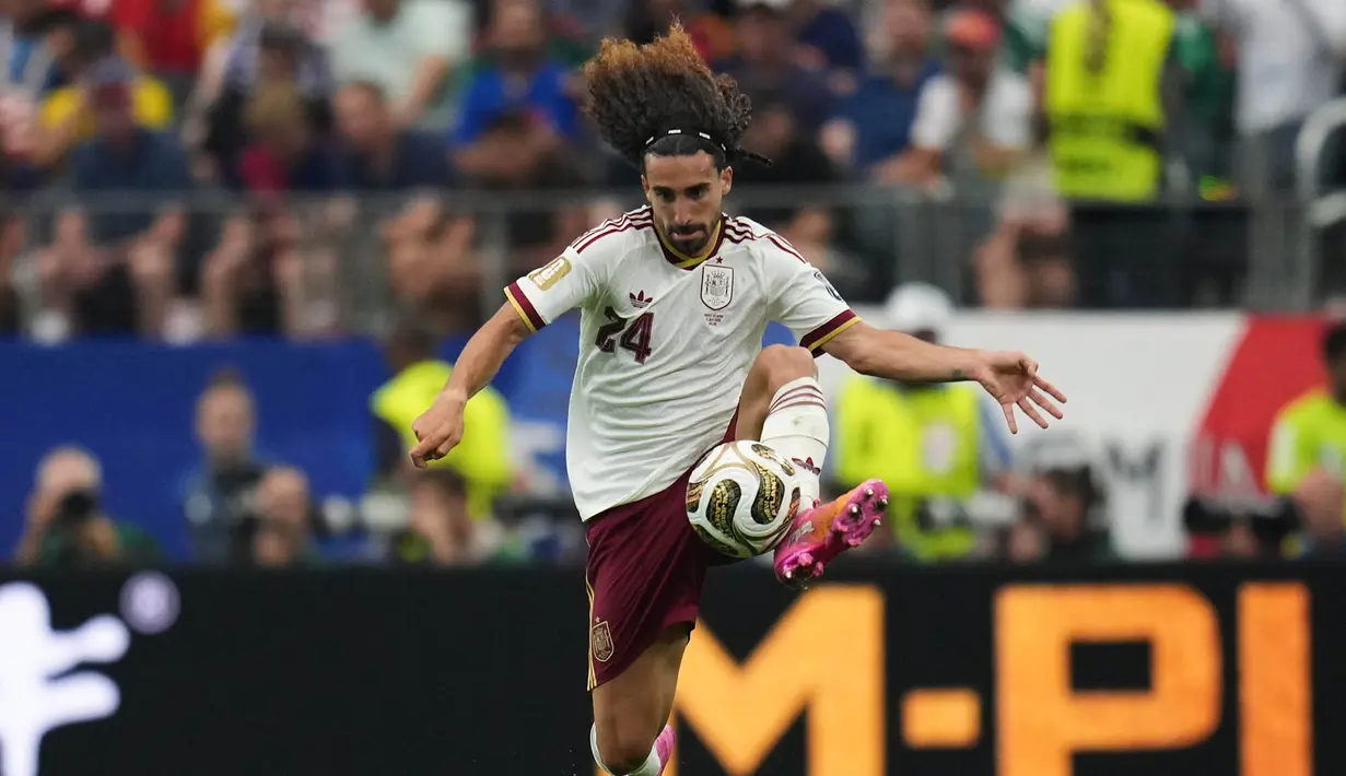 Pemain Spanyol Spanyol mengontrol bola selama pertandingan semifinal Piala Dunia antara Prancis dan Spanyol di Arlington, Texas, dekat Dallas, Selasa, 14 Juli 2026. (AP Photo/Abbie Parr)
