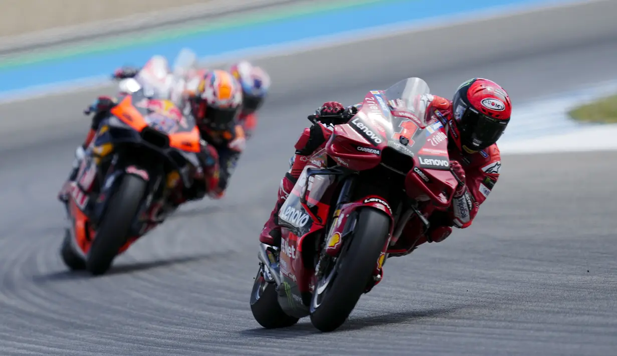 Pembalap Ducati Lenovo Team, Francesco Bagnaia , saat balapan MotoGP Spanyol 2023 di Sirkuit Jerez pada Minggu (30/4/2023). (AP Photo/Jose Breton)