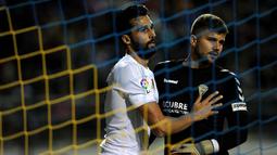 Pemain Real Madrid,  Alvaro Arbeloa (kiri) berduel dengan kiper Cadiz, Pol Balleste pada laga Copa del Rey (King's Cup) di Stadion Ramon de Carranza, Cadiz, Kamis (3/12/2015) dini hari WIB. (AFP Photo/Cristina Quicler) 