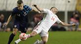 Gelandang Kroasia Ivan Perisic (kiri) berebut bola dengan bek Wales Connor Roberts pada laga pertama Grup D Kualifikasi Piala Eropa 2024 di Stadion Poljud, Minggu (26/3/2023) dini hari WIB. (AP Photo/Darko Bandic)