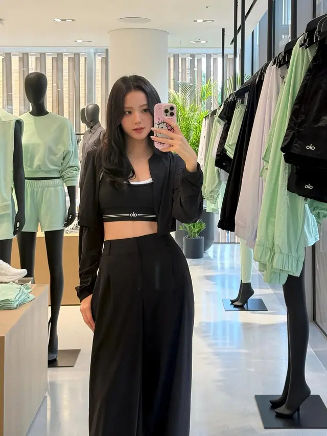 Bertabur Bintang Besar, 6 Gaya Athleisure Jisoo BLACKPINK, Jin BTS, hingga Ningning aespa di Pembukaan Toko Pertama Alo di Asia