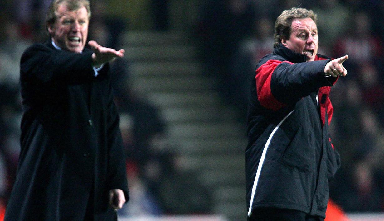 Pelatih Southampton, Harry Redknapp (kanan) dan pelatih Middlesbrough, Steve McClaren pada laga Liga Inggris 2004/2005 di St. Mary's Stadium, Southampton (11/12/2004). Harry Redknapp pernah membesut Portsmouth dan Southampton yang menjadi rival dalam South Coast Derby. Portsmouth ditanganinya dalam dua periode pada 2001/2002 hingga 2004/2005 dan 2005/2006 hingga 2008/2009. Sementara Southampton memakai jasanya pada tengah musim 2004/2005 hingga tengah musim 2005/2006. (AFP/Adrian Dennis)