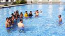 Para Pemain Semen Padang saat berenang di Kolam Renang Hotel Adhiwangsa, Solo, Minggu(13/12/2015). (Bola.com/Nicklas Hanoatubun)