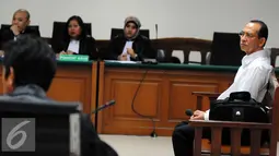 Suryadharma Ali saat mengikuti sidang pembacaan putusan sela di Pengadilan Tipikor, Jakarta, Senin (21/9/2015). Majelis Hakim menolak nota keberatan dugaan korupsi dalam penyelenggaraan ibadah haji. (Liputan6.com/Helmi Afandi)
