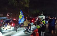 Aksi Hormat Bobotoh Dibalas Senyum Polisi, Suasana Bandung Hangat