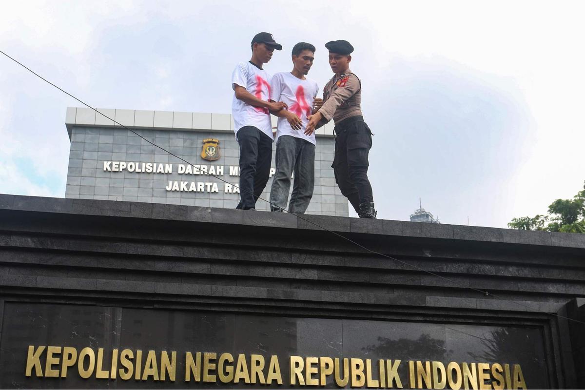 Aksi pengunjuk rasa tuntut polisi adili Jokowi