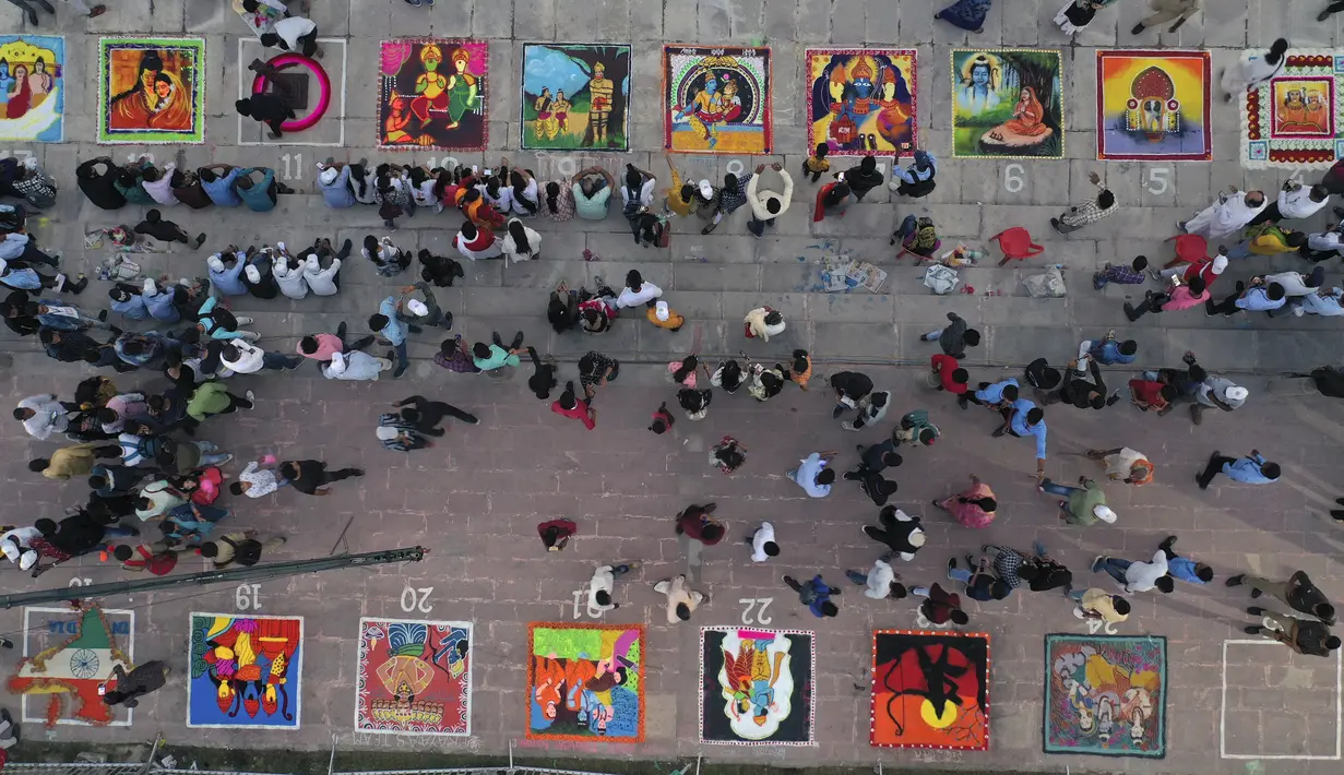 Rangoli yang menggambarkan kehidupan Dewa Hindu Rama ditampilkan di tepi sungai Saryu di Ayodhaya, India, Selasa (2/11/2021). Ratusan ribu lampu akan dinyalakan pada perayaan Deepotsav pada malam Diwali. (AP Photo/Rajesh Kumar Singh)