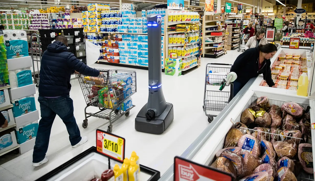 Robot bernama Marty berdiri di pasar swalayan Giant Food Stores di Harrisburg, Pennsylvania, AS, Selasa (15/1). Marty bertugas melaporkan barang yang tercecer ke pelanggan dan karyawan. (AP Photo/Matt Rourke)