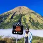 Seorang pendaki berada di puncak Gunung Kembang di Wonosobo, Jawa Tengah. (Dok: Instagram @she_jf https://www.instagram.com/she_jf?igsh=MTE3Z2tmanc2YXRnYw==)