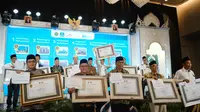 Dirjen Bimas Islam Kemenag Kamaruddin Amin menyerahkan sertifikat tanah wakaf dan nazhir di ISIM, Solo, Jawa Tengah. (Humas Bimas Islam Kemenag)