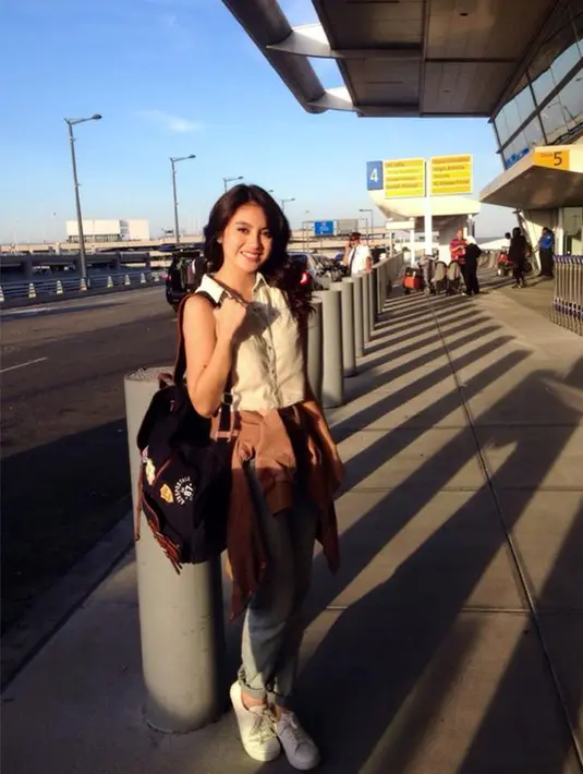 Film Sunshine Becomes You berhasil menjodohkannya dengan Herjunot Ali, tepat pada hari ini (25/9/2015), syuting film produksi Hitmaker itu rampung. (Via Twitter/@NabilahJKT48)