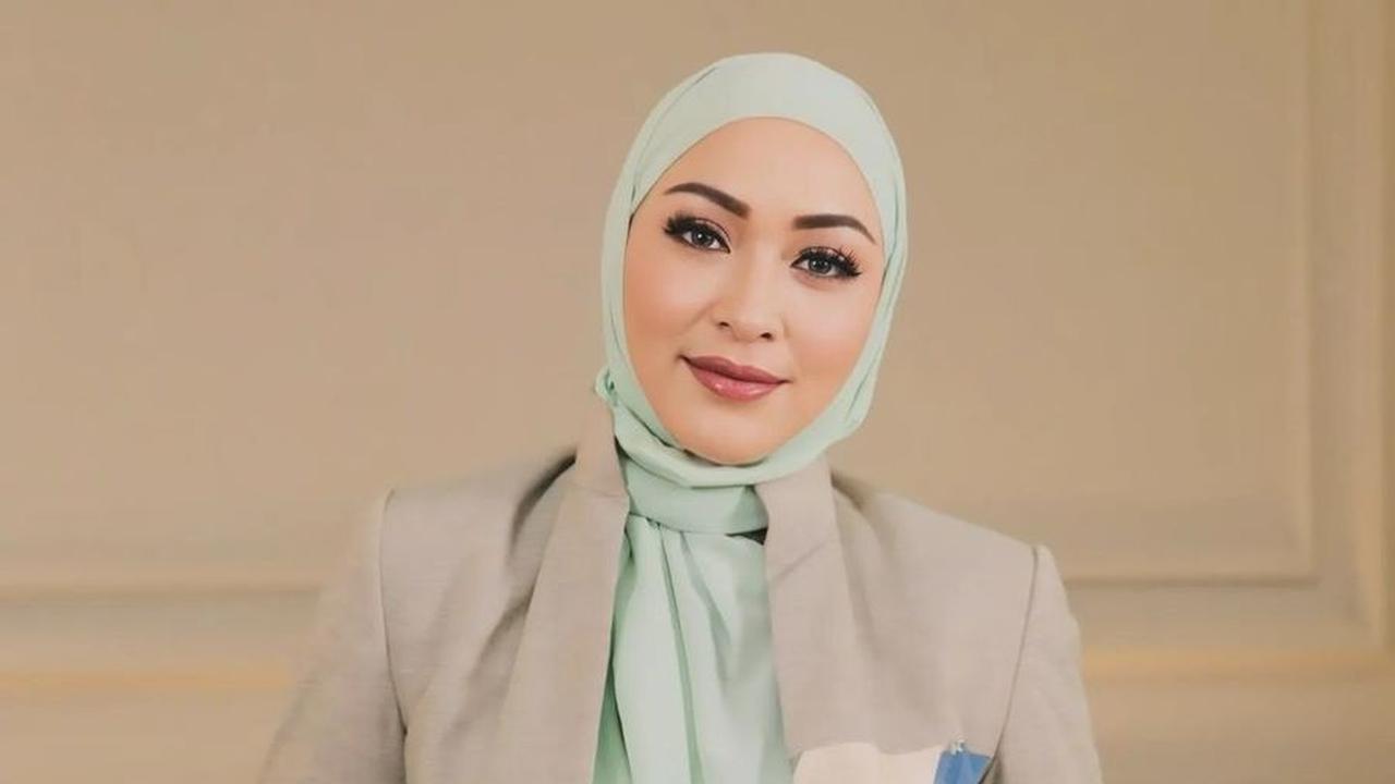 "Kayaknya lihat kondisi mamiku begini, terus Kiano kan juga dia masih, ya dia, transition to be a mature man, kan, akhirnya juga aku memutuskan, untuk tidak memberikan, angin surga lah, kepada pasangan-pasangan tersebut," lanjutnya.