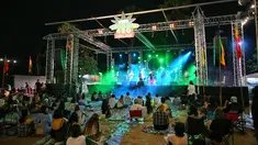 Orang-orang mendengarkan band saat mereka berkumpul untuk merayakan legalisasi ganja di “Thailand: 420 Legalaew!” festival akhir pekan yang diselenggarakan oleh Highland di provinsi Nakhon Pathom 11 Juni 2022. (AFP/Lillian Suwanrumpha)