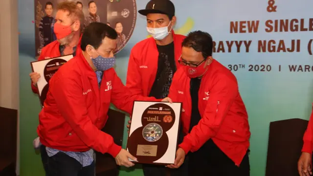 Album Wali Band bertajuk Wali 20.20 yang diluncurkan Februari 2020 ini diketahui terjual lebih dari 600 ribu copy.
