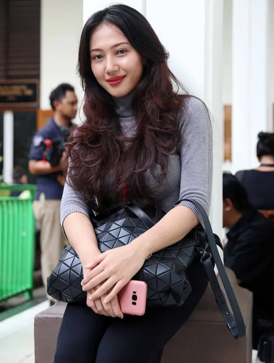 Putri Aa Gatot, Suci Patia juga turut memberikan dukungan pada ayahnya yang banyak terlilit kasus. Suci hadir dengan mengenakan kaos abu-abu dan menunggu di luar. (Nurwahyunan/Bintang.com)