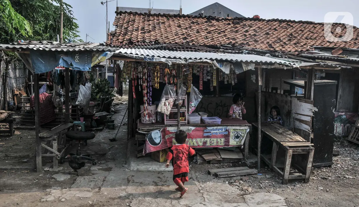 Seorang anak berjalan ke warung di perkampungan kumuh kawasan Semper, Cilincing, Jakarta, Selasa (12/10/2021). Data Badan Pusat Statistik (BPS) Provinsi DKI Jakarta per September 2021 mencatat, jumlah penduduk miskin di Ibu Kota mencapai 362 ribu jiwa. (merdeka.com/Iqbal S. Nugroho)