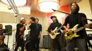 D'Bandhits berkolaborasi dengan Boomerang, Grassrock saat louncing album 3 To Rock di KFC Kemang, Jakarta Selatan, JUmat (29/4/2016). (Nurwahyunan/Bintang.com)