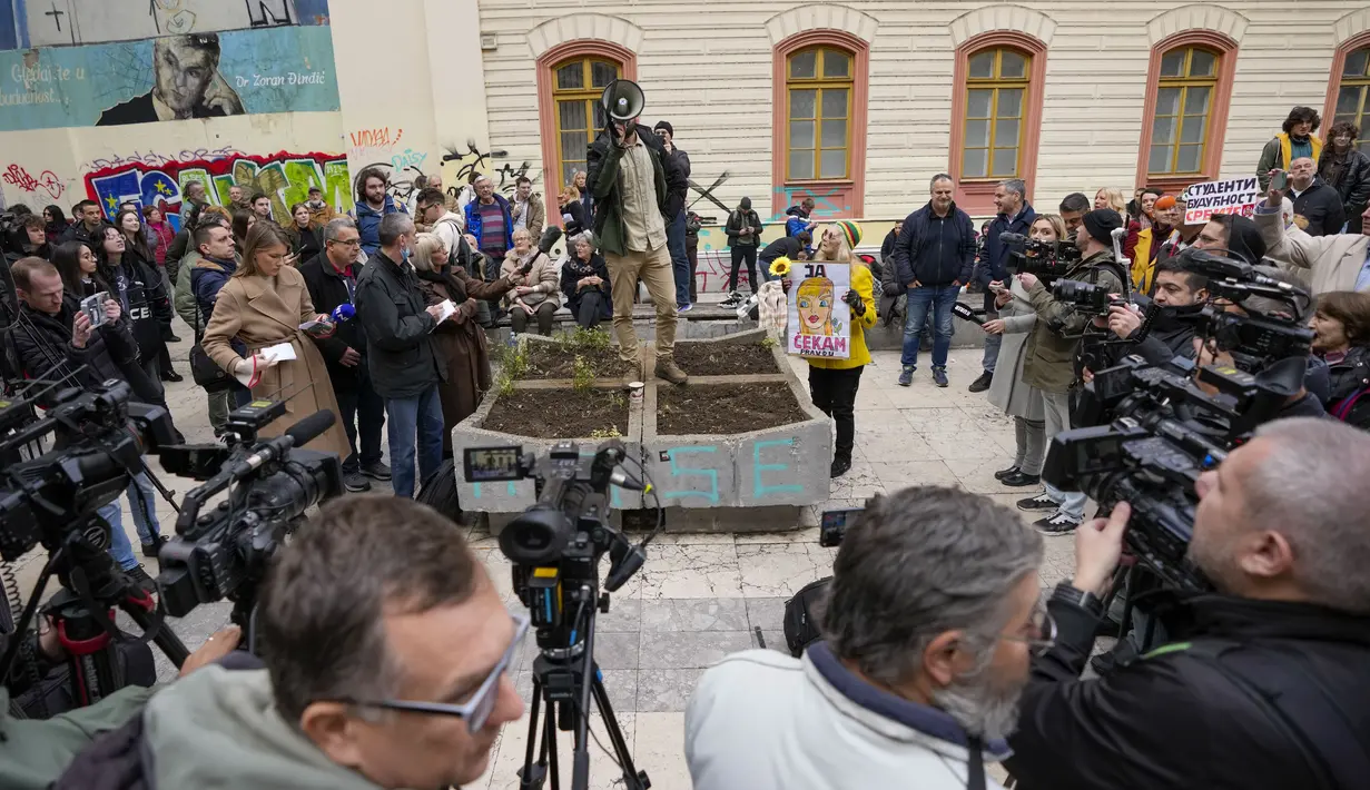 Sejumlah orang, didominasi mahasiswa, berkumpul di pusat Kota Belgradeuntuk memprotes penyimpangan dalam hasil pemilu yang diselenggarakan pekan lalu. (AP Photo/Darko Vojinovic)