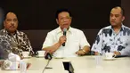 Fungsionaris Partai Golkar, Agung Laksono (tengah) memberikan keterangan terkait pengunduran diri Setya Novanto dari jabatan Ketua DPR RI di Jakarta, Kamis (17/12/2015). Agung berharap peristiwa ini tidak terulang lagi. (Liputan6com/Helmi Fithriansyah)