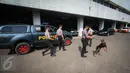 Tim K9 Polda Metro Jaya membawa anjing pelacak saat melakukan pengamanan di Kementerian Pertanian, Jakarta, Selasa (9/5). Pihak kepolisian mengawal sidang pembacaan putusan terhadap Basuki Tjahaja Purnama alias Ahok. (Liputan6.com/Faizal Fanani)