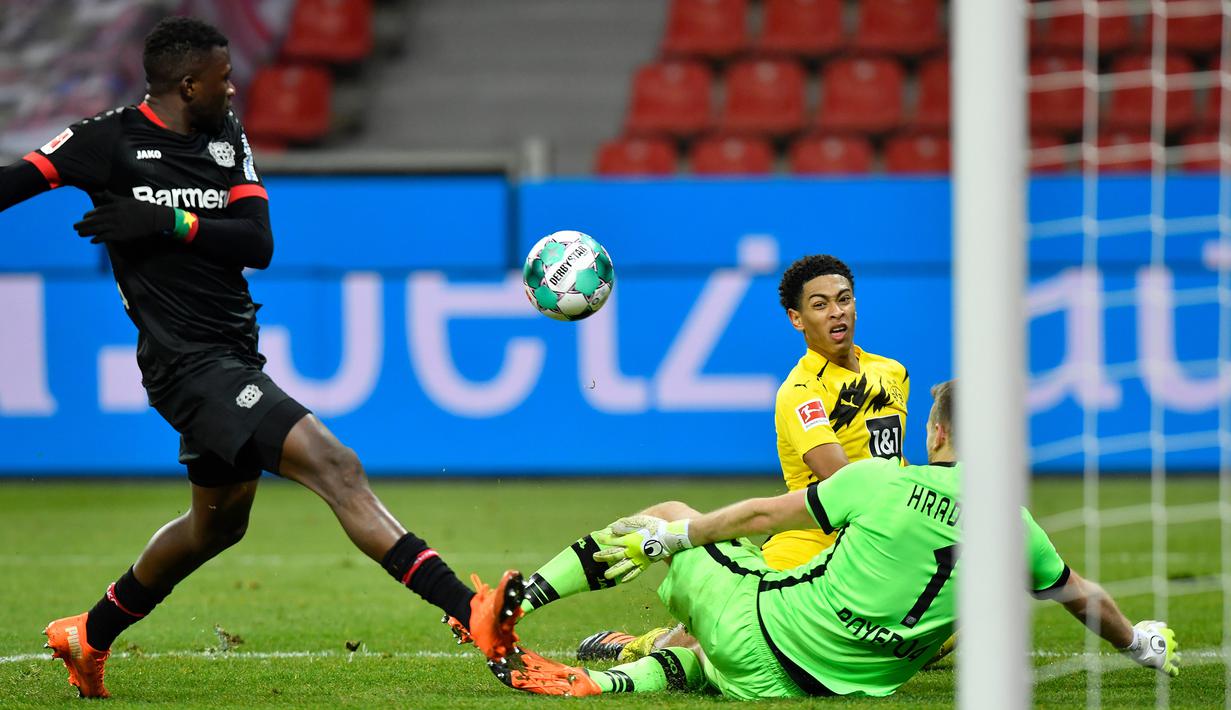 Gelandang Borussia Dortmund, Jude Bellingham, berusaha mencetak gol ke gawang Bayer Leverkusen pada laga lanjutan Liga Jerman di BayArena Stadium, Rabu (20/1/2021). Bayer Leverkusen menang 2-1 atas Borussia Dortmund. (AFP/Martin Meissner/pool)