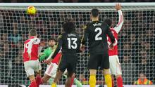 Patrick Dorgu (nomor 13) mencetak gol indah saat timnya, Manchester United (MU) bertamu ke markas Arsenal pada lanjutan Liga Inggris 2025/2026 di Emirates Stadium, Minggu (26/1/2026) malam WIB. (Mike Egerton/PA via AP)