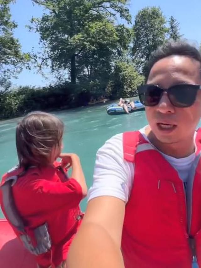 7 Potret Liburan Ringga Agus Rahman di Swiss, Seru Susuri Sungai Aare
