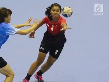 Pemain bola tangan putri Indonesia, Anisa Yulianti (kanan) menghindari kawalan Lee Man Nga (Hong Kong) pada kualifikasi posisi 7-8 Bola Tangan Putri Asian Games 2018 di Jakarta, Rabu (29/8). Indonesia menyerah 16-30. (Liputan6.com/Helmi Fithriansyah)