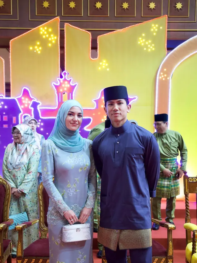 6 Pesona Menawan Anisha Rosnah Dibalut Baju Kurung Hijau Mint saat Halal Bihalal Bareng Ratusan Mahasiswa