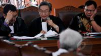 Tim kuasa hukum Budi Gunawan saat memberikan pertanyaan pada saksi dalam sidang praperadilan Komjen Budi Gunawan (BG) terhadap KPK di Pengadilan Negeri Jakarta Selatan, Jumat (13/2/2015). (Liputan6.com/Johan Tallo)