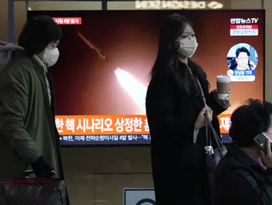 Layar TV menunjukkan gambar file peluncuran rudal Korea Utara selama siaran program berita di Stasiun Kereta Api Seoul di Seoul, Korea Selatan, Jumat (24/2/2023). Korea Utara pada hari Jumat mengatakan pihaknya menguji coba rudal jelajah jarak jauh di perairan lepas pantai timurnya sehari sebelumnya, menambah rentetan provokatif dalam demonstrasi senjata ketika saingannya meningkatkan pelatihan militer. (AP Photo/Ahn Young-joon)