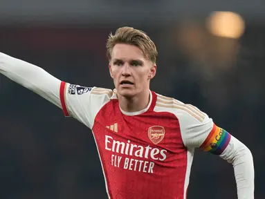 Pemain Arsenal Martin Odegaard saat pertandingan sepak bola Liga Inggris antara Arsenal dan Wolverhampton Wanderers di Emirates Stadium, London, Inggris, Sabtu (2/12/2023). (AP Photo/Alastair Grant)