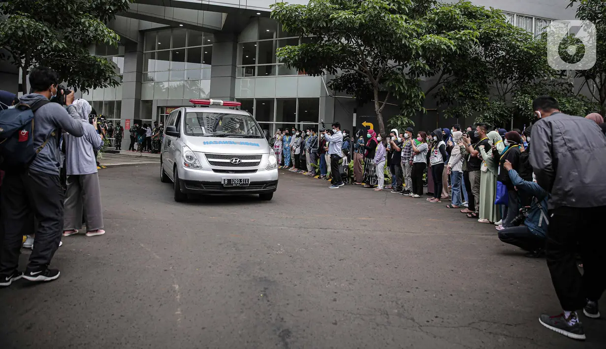Suasana pelepasan salah satu tenaga kesehatan yang meninggal akibat terpapar COVID-19 di RSDC Wisma Atlet, Jakarta, Rabu (23/2/2022). Pelepasan jenazah Tiur Octavia yang meninggal setelah dirawat di RS Persahabatan dihadiri ratusan rekan tenaga kesehatan RSDC. (Liputan6.com/Faizal Fanani)