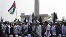 Umat muslim mengikuti aksi reuni 212 di kawasan silang Monas, Jakarta, Minggu (2/12). Aksi reuni 212 sendiri dimulai tepat pukul 03.00 WIB, dengan menggelar salat Tahajud berjemaah. (Liputan6.com/Herman Zakharia)