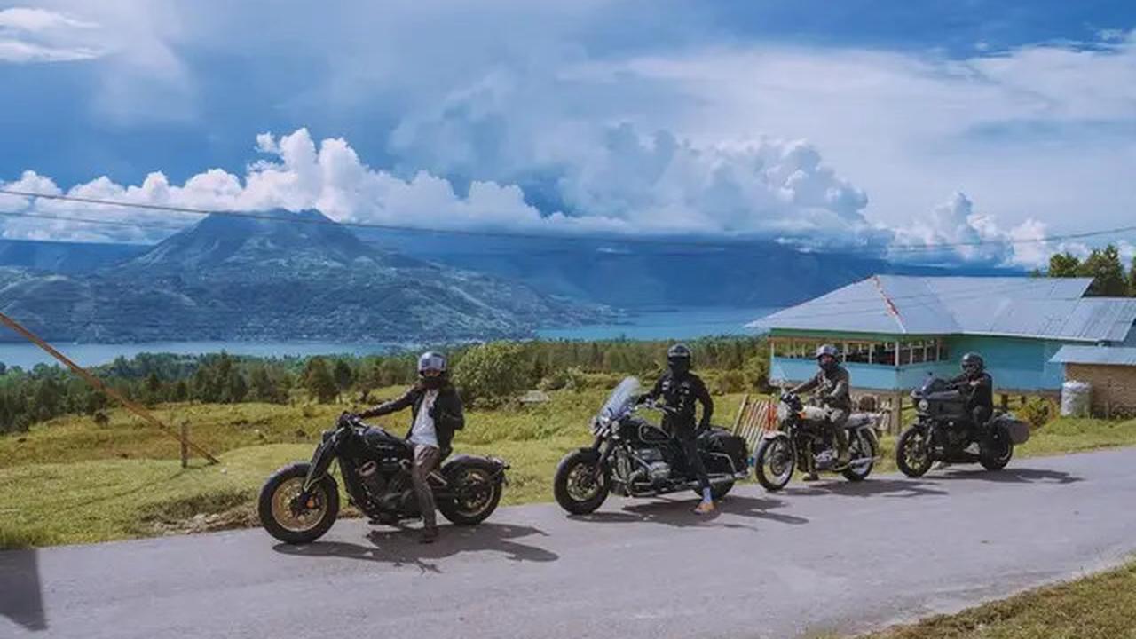6 Potret Raffi Ahmad, Gading Marten, Desta dan Ariel Noah di Danau Toba, Pose di Kapal Hingga Naik Moge